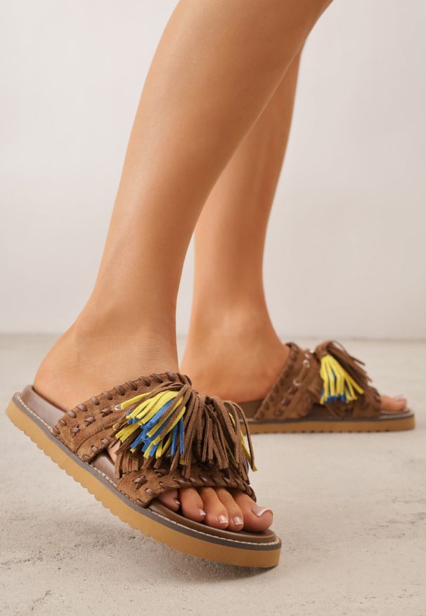 Renee - Brązowe Klapki VICES na Płaskiej Podeszwie w Stylu Boho z Frędzlami Averathla. Okazja: na co dzień. Kolor: brązowy. Materiał: len, denim. Wzór: aplikacja. Sezon: lato. Obcas: na płaskiej podeszwie. Styl: boho