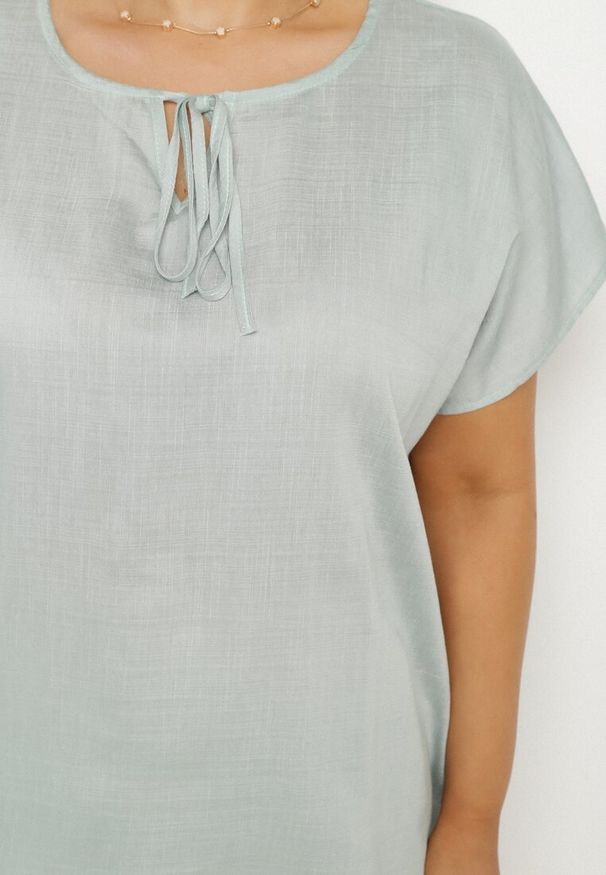 Born2be - Jasnozielona Bluzka z Wiskozą Wiązana przy Dekolcie Dovarelle. Okazja: na co dzień. Kolekcja: plus size. Kolor: zielony. Materiał: wiskoza. Długość rękawa: krótki rękaw. Długość: krótkie. Styl: casual, elegancki