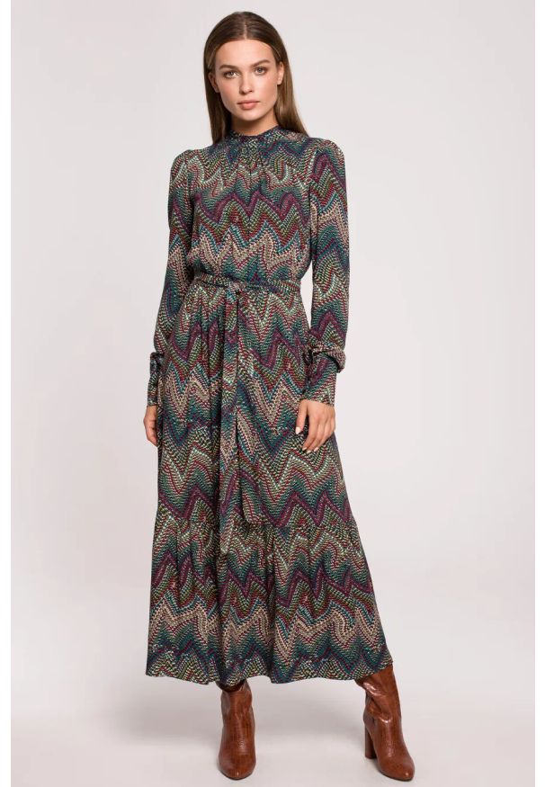 Stylove - Długa sukienka BOHO z falbankami i długim rękawem zielona. Okazja: do pracy, na imprezę. Typ kołnierza: kołnierz z falbankami. Kolor: zielony. Długość rękawa: długi rękaw. Styl: boho. Długość: maxi