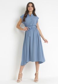 Born2be - Niebieska Midi Sukienka Zapinana na Guziki z Wiązanym Paskiem Alyssama. Kolor: niebieski. Materiał: materiał. Długość: midi #1