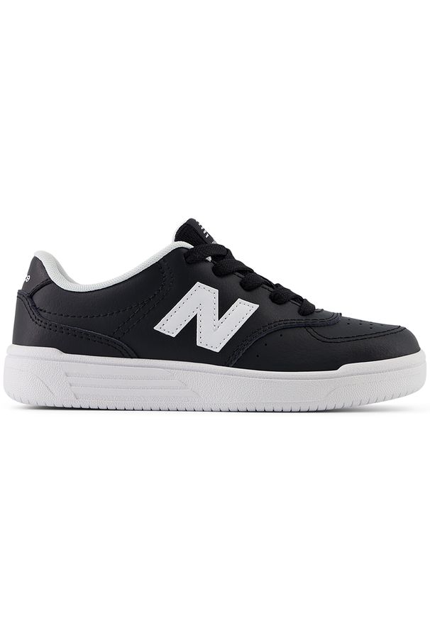 Buty dziecięce New Balance PSB80BW – czarne. Okazja: na co dzień, na uczelnię. Kolor: czarny. Materiał: syntetyk, materiał. Szerokość cholewki: normalna. Sport: turystyka piesza