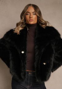 Renee - Czarna Kurtka Futerko o Pudełkowym Kroju z Jednorzędowym Zapięciem Tiliana. Okazja: na imprezę, na co dzień. Kolor: czarny. Materiał: futro. Styl: elegancki, casual #4