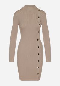 Born2be - Jasnobeżowa Sukienka z Półgolfem z Prążkowanej Dzianiny Ozdobiona Metalowymi Aplikacjami Mattella. Okazja: na co dzień. Kolor: beżowy. Materiał: prążkowany, dzianina. Długość rękawa: długi rękaw. Wzór: aplikacja. Typ sukienki: dopasowane. Styl: casual, elegancki #5