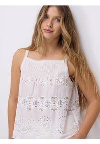 Reserved - Top z ażurowym wzorem - biały. Kolor: biały. Materiał: bawełna. Wzór: ażurowy #1