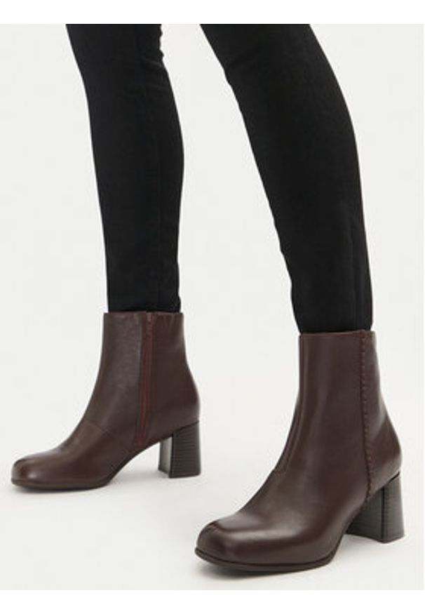 Clarks Botki Keirsta Faye 26180038 Brązowy. Kolor: brązowy. Materiał: skóra