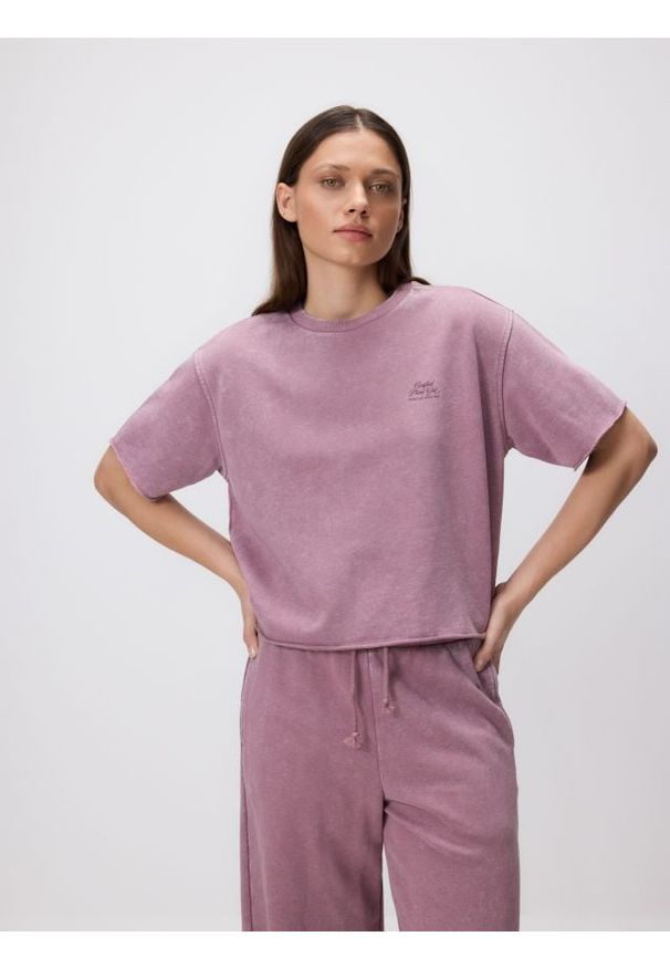 Reserved - Krótki t-shirt z nadrukiem - fioletowy. Kolor: fioletowy. Materiał: dzianina, bawełna. Długość: krótkie. Wzór: nadruk