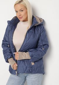 Born2be - Niebieska Pikowana Kurtka o Prostym Kroju z Kapturem Tulorisa. Okazja: na co dzień, na spacer. Typ kołnierza: kaptur. Kolekcja: plus size. Kolor: niebieski. Materiał: jeans. Wzór: aplikacja. Styl: klasyczny, casual, elegancki #4