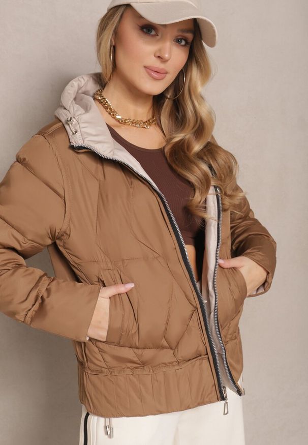 Renee - Beżowa Pikowana Kurtka Dwustronna z Kapturem Eravinea. Okazja: na co dzień. Typ kołnierza: kaptur. Kolor: beżowy. Materiał: jeans. Styl: elegancki, casual