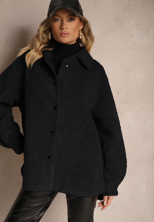 Renee - Czarna Kurtka Futrzana o Koszulowym Kroju Zapinana na Napy Venarissa. Okazja: na co dzień, na spacer. Kolor: czarny. Materiał: futro. Sezon: zima, jesień. Styl: casual, elegancki