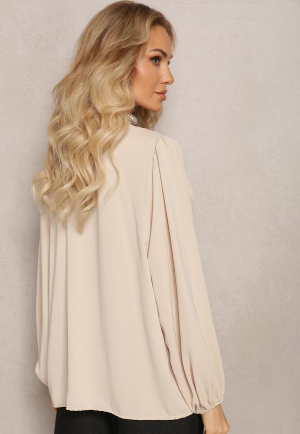 Renee - Beżowa Elegancka Bluzka z Marszczeniem i Zakładką Blusai. Kolor: beżowy. Styl: elegancki