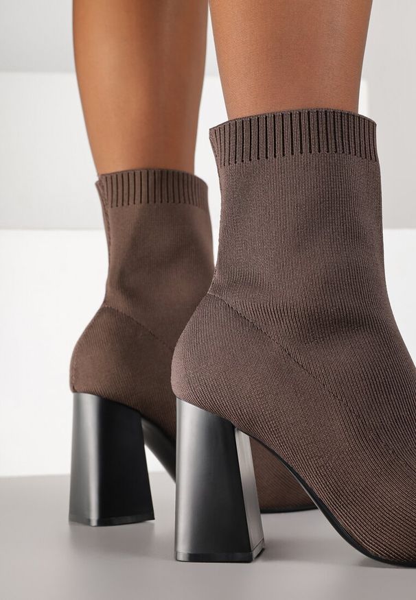 Born2be - Brązowe Botki Vices na Geometrycznym Obcasie ze Skarpetową Cholewką Falacea. Okazja: na co dzień. Kolor: brązowy. Materiał: jeans. Szerokość cholewki: normalna. Wzór: geometria. Obcas: na obcasie. Styl: casual. Wysokość obcasa: średni