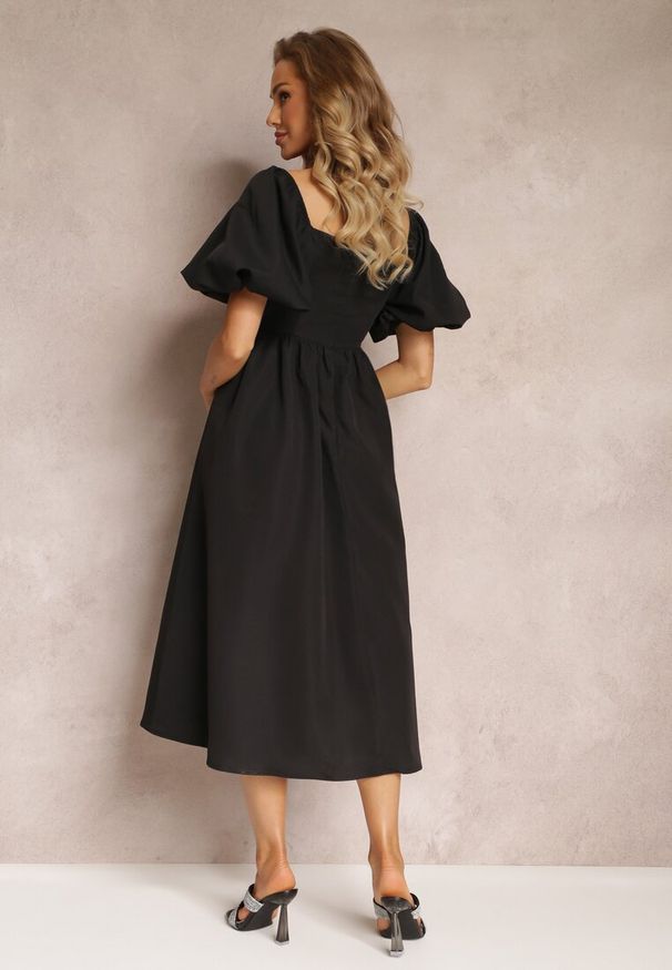 Renee - Czarna Midi Sukienka o Rozkloszowanym Fasonie z Kwadratowym Dekoltem i Bufiastymi Rękawami Briakke. Typ kołnierza: dekolt kwadratowy. Kolor: czarny. Materiał: tkanina. Wzór: gładki. Sezon: lato. Typ sukienki: rozkloszowane. Długość: midi