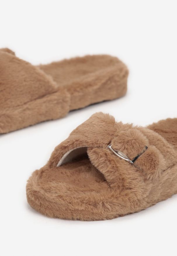 Born2be - Jasnobrązowe Kapcie Futrzane ze Sprzączką Atalik. Zapięcie: sprzączka. Kolor: brązowy. Materiał: futro. Obcas: na płaskiej podeszwie