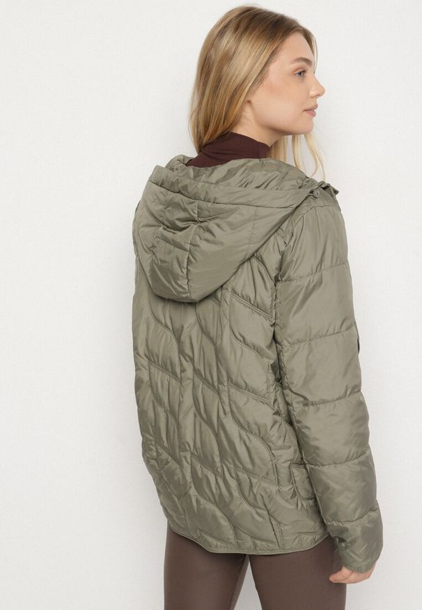 Born2be - Jasnozielona Pikowana Kurtka Przejściowa o Klasycznym Kroju z Kapturem Tavitte. Okazja: na spacer, na co dzień. Typ kołnierza: kaptur. Kolekcja: plus size. Kolor: zielony. Materiał: jeans, poliester. Wzór: aplikacja. Styl: klasyczny