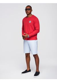 Ombre Clothing - Nierozpinana męska bluza dresowa z naszywką w stylu college – czerwona V1. Okazja: na uczelnię, na co dzień. Kolor: czerwony. Materiał: dresówka. Wzór: aplikacja. Styl: sportowy, casual, elegancki #3