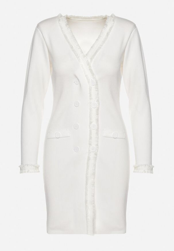 Born2be - Biała Sukienka Sweterkowa Dwurzędowa z Guzikami i Ozdobnymi Frędzlami Vluona. Kolor: biały. Materiał: materiał