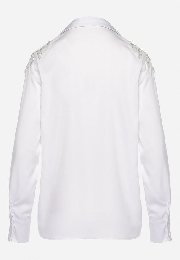 Born2be - Biała Koszula o Klasycznym Fasonie z Naszywkami i Cekinami Akrasia. Okazja: na spotkanie biznesowe. Kolor: biały. Wzór: aplikacja. Styl: klasyczny