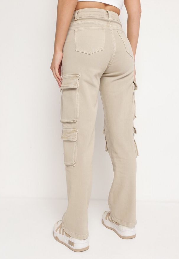 Born2be - Beżowe Bawełniane Spodnie Typu Bojówki z Wysokim Stanem i Kieszeniami Azalana. Okazja: na co dzień. Stan: podwyższony. Kolor: beżowy. Materiał: bawełna. Styl: casual