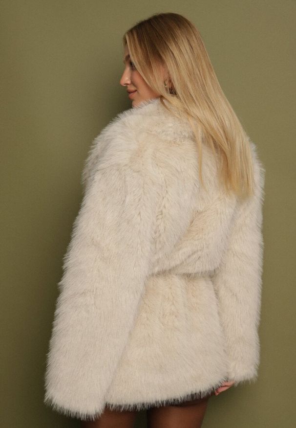 Born2be - Beżowa Kurtka Futerko o Prostym Kroju z Cienkim Wiązanym Paskiem Casatte. Okazja: na spotkanie biznesowe, do pracy. Typ kołnierza: golf. Kolor: beżowy. Materiał: futro. Wzór: aplikacja. Styl: biznesowy