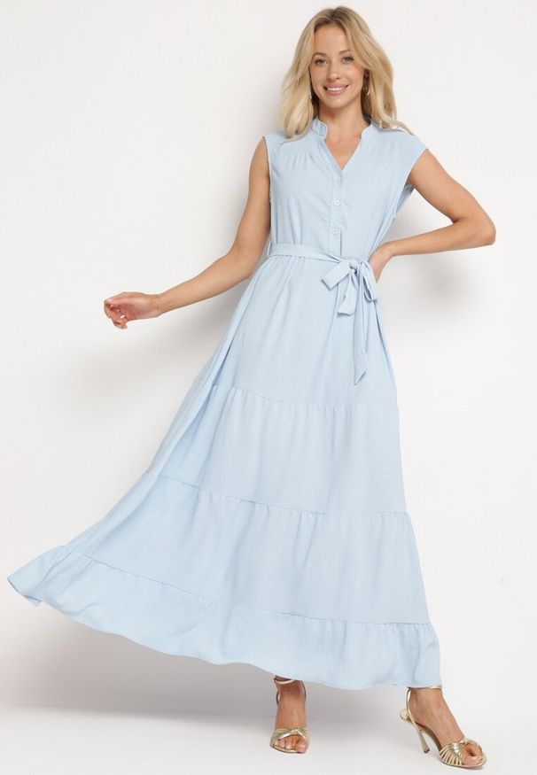 Born2be - Jasnoniebieska Rozkloszowana Sukienka bez Rękawów z Wiązaniem w Talii Ellalin. Okazja: na co dzień. Kolor: niebieski. Długość rękawa: bez rękawów. Typ sukienki: proste. Styl: casual, klasyczny
