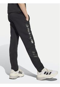 Adidas - adidas Spodnie dresowe Star Wars The Mandalorian™ JF3635 Czarny Regular Fit. Kolor: czarny. Materiał: bawełna. Wzór: motyw z bajki