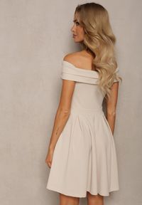 Renee - Beżowa Rozkloszowana Sukienka z Dekoltem w Łódkę Cerania. Okazja: na imprezę. Kolor: beżowy. Styl: elegancki