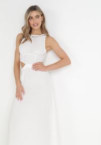 Born2be - Biała Trapezowa Sukienka Maxi z Wycięciami Amandika. Kolor: biały. Typ sukienki: trapezowe. Długość: maxi