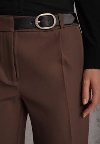 Renee - Brązowe Spodnie Garniturowe na Kant VICES Zdobione Zapięciem z Klamrą Azisore. Okazja: na imprezę. Kolor: brązowy. Materiał: skóra, jedwab. Wzór: aplikacja #4