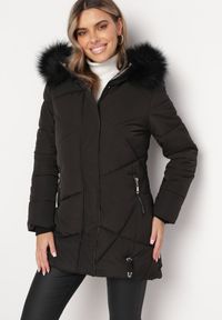 Born2be - Czarna Pikowana Kurtka o Przedłużonym Fasonie z Kapturem i Futerkiem Valora. Typ kołnierza: kaptur. Kolor: czarny. Materiał: futro #3