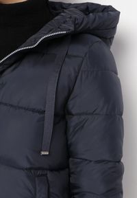 Born2be - Granatowa Pikowana Kurtka Płaszcz z Regulowaną Długością Maakana. Kolor: niebieski. Materiał: jeans, tkanina. Sezon: zima, jesień, wiosna. Styl: klasyczny, elegancki #5