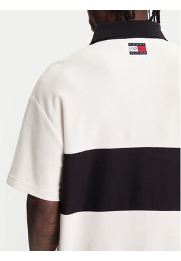 TOMMY HILFIGER - Tommy Hilfiger Polo F1 Movie Race Day MW0MW41393 Écru Relaxed Fit. Typ kołnierza: polo. Materiał: bawełna