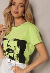 Renee - Jasnozielony T-shirt z Bawełny Ozdobiony Nadrukiem i Cyrkoniami Chinelia. Okazja: na co dzień. Kolor: zielony. Materiał: bawełna. Wzór: nadruk, aplikacja. Styl: casual, elegancki