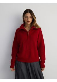 Reserved - Sweter z rozpinanym golfem - czerwony. Typ kołnierza: golf. Kolor: czerwony. Materiał: wiskoza, dzianina, prążkowany