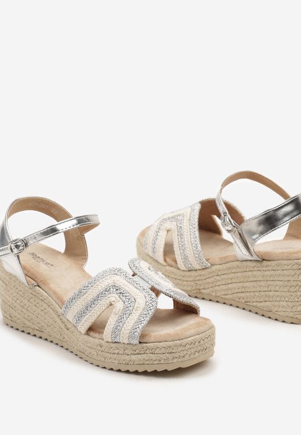 Born2be - Srebrne Sandały na Koturnie Zapinane na Sprzączkę Ozdobione Metaliczną Nitką Satolia. Okazja: na co dzień, na spacer. Zapięcie: sprzączka. Kolor: srebrny. Materiał: bawełna, len. Wzór: aplikacja. Sezon: lato. Obcas: na koturnie. Styl: casual