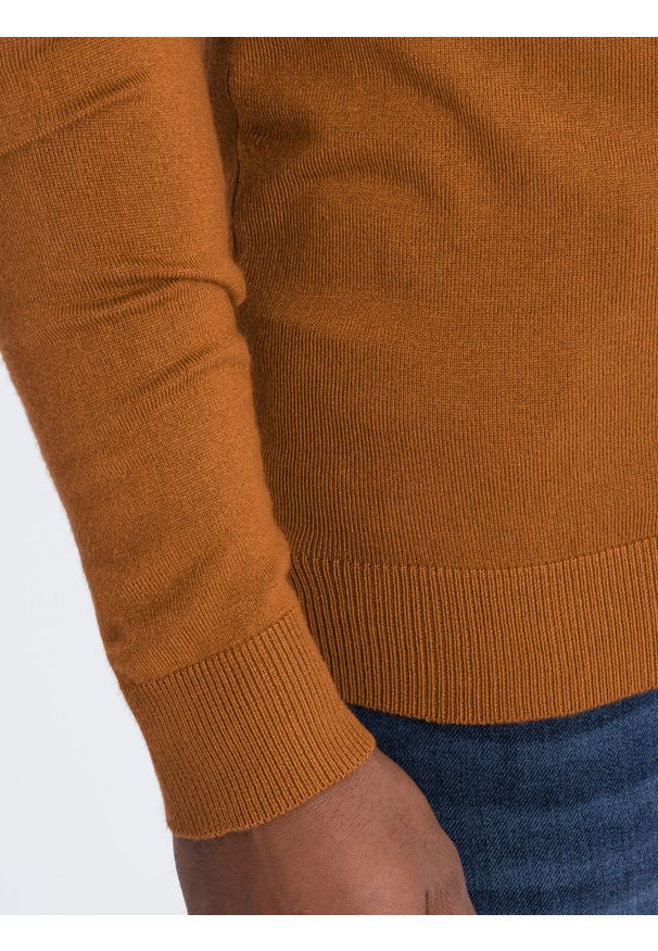 Ombre Clothing - Dzianinowy męski jednokolorowy golf z wiskozą – camel V8 OM-SWTN-0101 - XXL. Okazja: na co dzień. Typ kołnierza: golf. Materiał: dzianina, wiskoza. Wzór: aplikacja, gładki, jednolity. Styl: klasyczny, casual