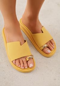 Renee - Żółte Klapki Japonki Ozdobione Aplikacją na Palcu Noevianna. Okazja: na spacer, na co dzień. Kolor: żółty. Materiał: jeans. Wzór: aplikacja. Sezon: wiosna, lato. Styl: casual #1