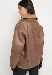 Born2be - Brązowa Kurtka Biker Oversize Zapinana na Guziki Ocieplana Futerkiem Nikiena. Kolor: brązowy. Materiał: futro. Długość rękawa: długi rękaw. Długość: długie. Styl: elegancki #4