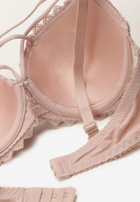 Renee - Ciemnoróżowy Biustonosz z Koronki o Fasonie Full Cup z Ozdobnymi Paskami na Dekolcie Gamela. Kolor: różowy. Materiał: koronka. Rodzaj stanika: odpinane ramiączka. Wzór: koronka #3