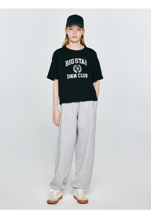 Big-Star - Koszulka dziewczęca z nadrukiem czarna Minka 906. Okazja: na co dzień, na uczelnię. Kolor: czarny. Materiał: dzianina, bawełna, jeans. Długość: krótkie. Wzór: nadruk. Styl: sportowy, casual, młodzieżowy