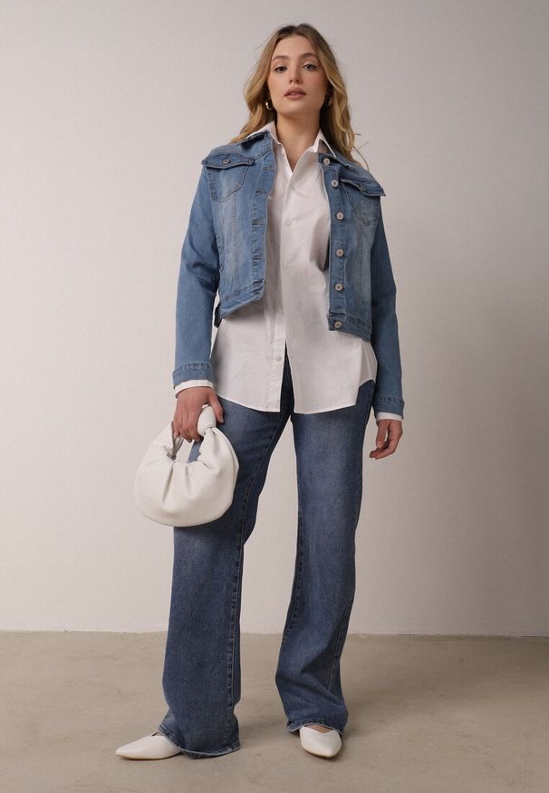 Born2be - Jasnoniebieska Jeansowa Kurtka z Przetarciami i Kieszeniami z Klapami Hazelle. Okazja: na co dzień. Kolor: niebieski. Materiał: jeans. Długość rękawa: długi rękaw. Długość: długie. Styl: klasyczny, casual