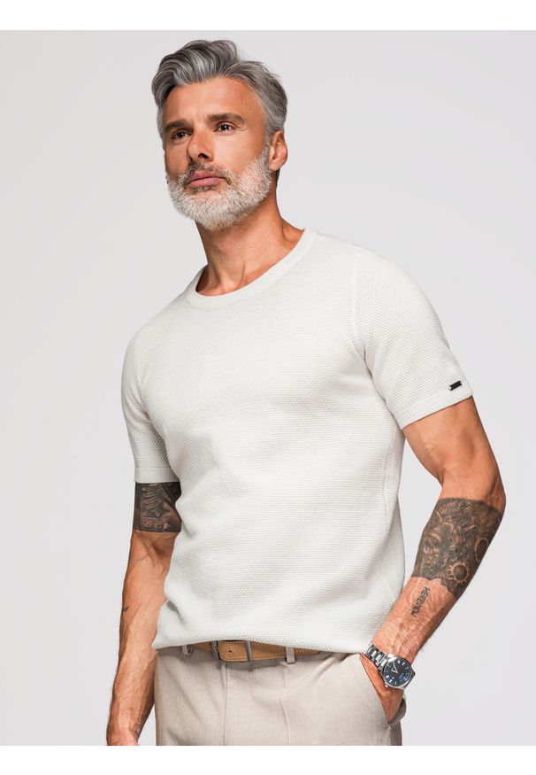 Ombre Clothing - Dzianinowa koszulka męska z delikatną drobną strukturą - biała V1 - Rozmiar: XL. Okazja: na co dzień. Kolor: biały. Materiał: dzianina. Długość rękawa: krótki rękaw. Długość: krótkie. Wzór: ze splotem. Styl: elegancki, casual, wizytowy