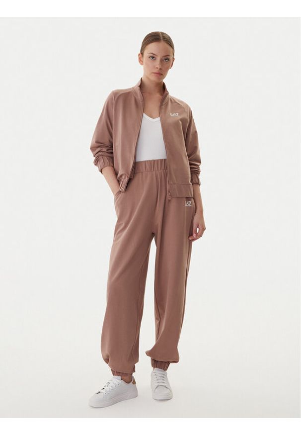 EA7 Emporio Armani Dres 7W000118 AF13135 U6108 Brązowy Regular Fit. Kolor: brązowy. Materiał: bawełna