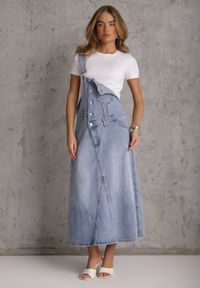 Renee - Niebieska Jeansowa Sukienka Ogrodniczka z Bawełną o Trapezowym Fasonie Orerris. Okazja: na co dzień. Kolor: niebieski. Materiał: bawełna, jeans. Długość rękawa: na ramiączkach. Sezon: lato. Typ sukienki: trapezowe. Styl: retro, casual #6