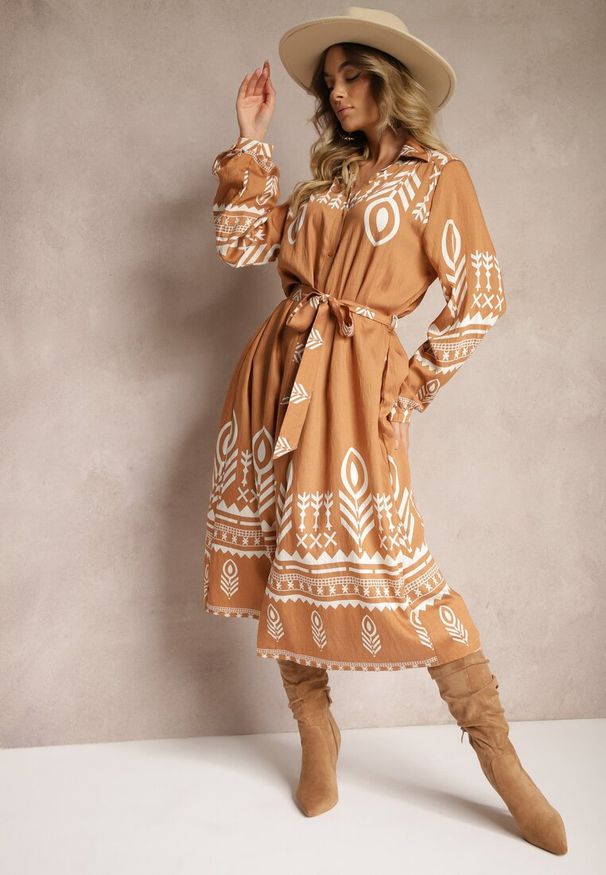 Renee - Brązowa Koszulowa Sukienka z Wiskozą w Azteckie Wzory Averisa. Kolor: brązowy. Materiał: wiskoza. Sezon: lato, wiosna. Typ sukienki: koszulowe. Styl: elegancki