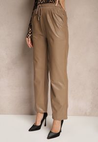 Renee - Ciemnobeżowe Szerokie Spodnie High Waist z Imitacji Skóry Narlemi. Okazja: na co dzień. Stan: podwyższony. Kolor: beżowy. Materiał: skóra. Styl: elegancki, casual #4