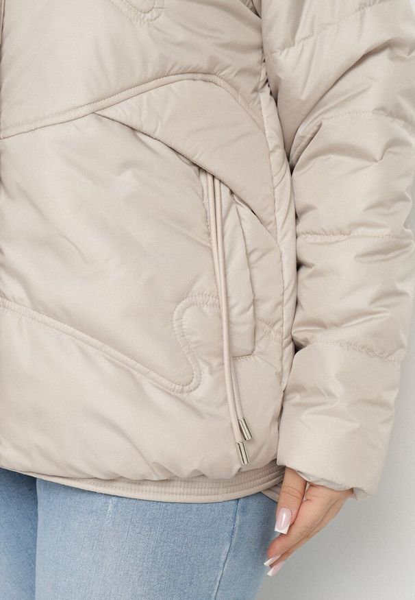 Born2be - Beżowa Kurtka Pikowana z Kapturem Karbia. Okazja: na co dzień. Typ kołnierza: kaptur. Kolekcja: plus size. Kolor: beżowy. Styl: casual, elegancki