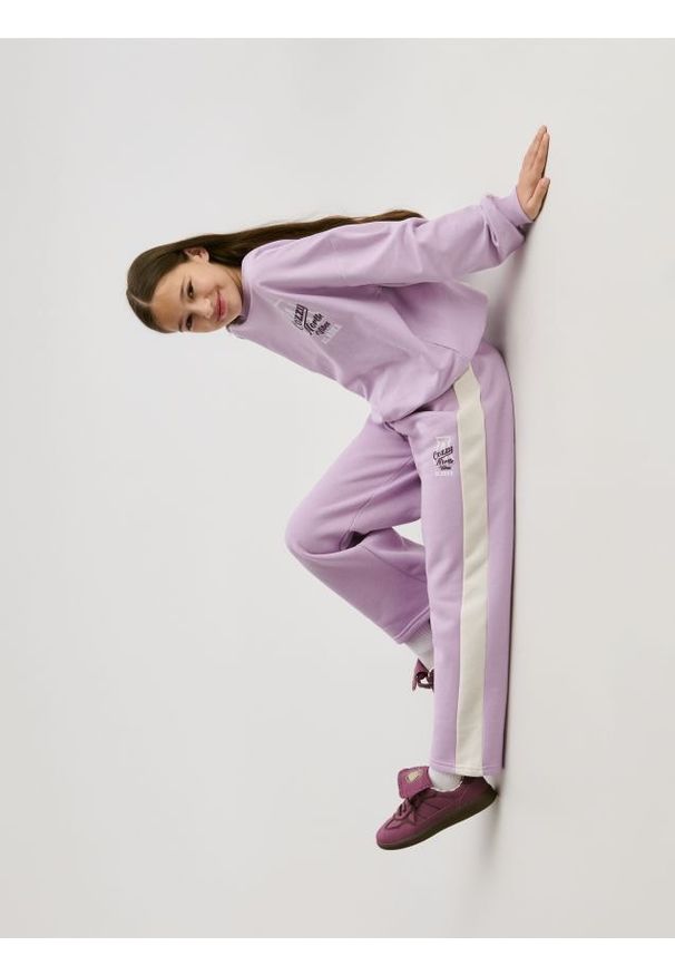 Reserved - Spodnie dresowe z lampasami - lawendowy. Kolor: fioletowy. Materiał: dresówka