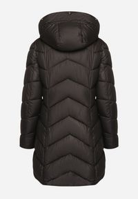 Born2be - Czarna Pikowana Kurtka o Taliowanym Kroju z Kapturem i Futrzaną Podszewką Emithalla. Okazja: na co dzień. Typ kołnierza: kaptur. Kolor: czarny. Materiał: futro. Długość rękawa: długi rękaw. Długość: długie. Styl: klasyczny, casual, elegancki #7