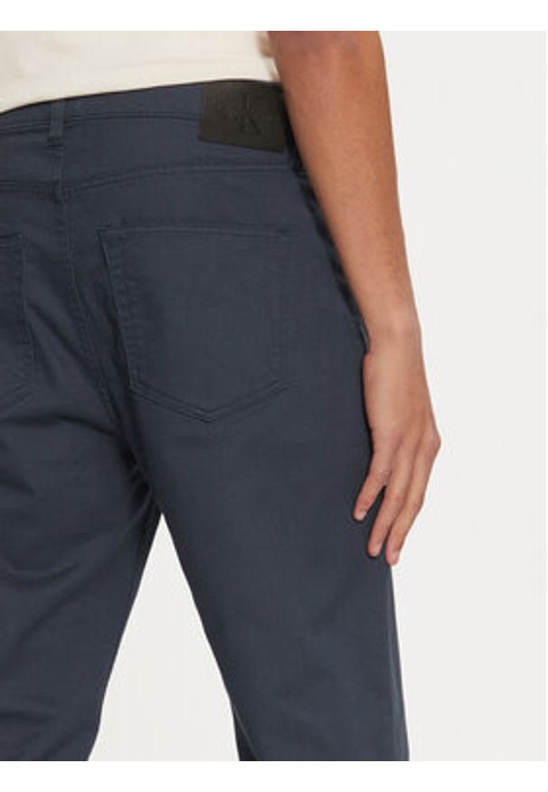 Calvin Klein Jeans Spodnie materiałowe J30J326263 Niebieski Straight Fit. Kolor: niebieski. Materiał: bawełna