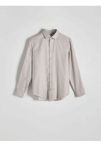 Reserved - Gładka koszula slim fit - beżowy. Kolor: beżowy. Materiał: tkanina, bawełna. Wzór: gładki